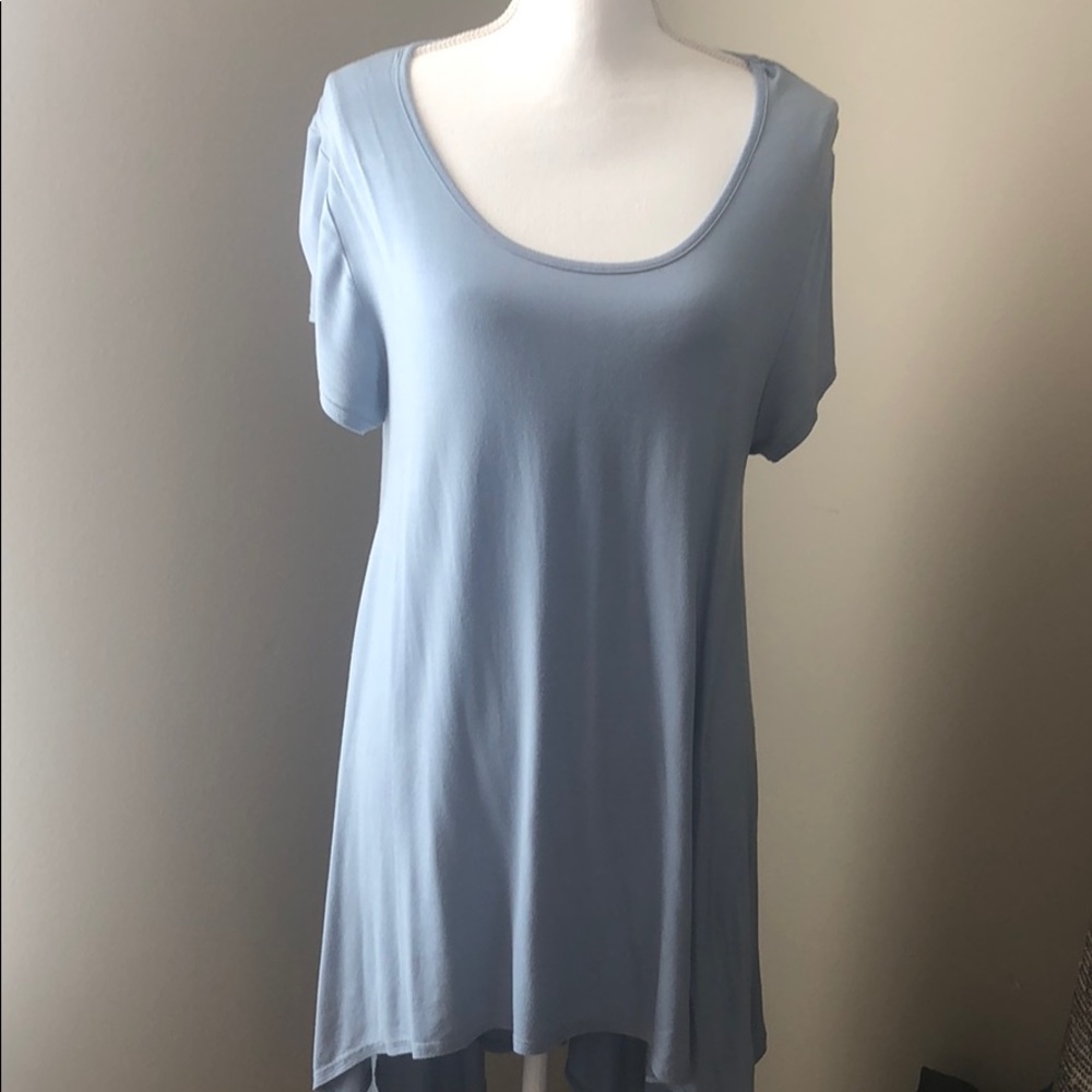 Blue short sleeved stretchy high low top, Large